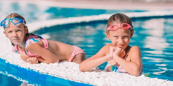 Urocze dziewczynki w odkryty basen — Zdjęcie stockowe