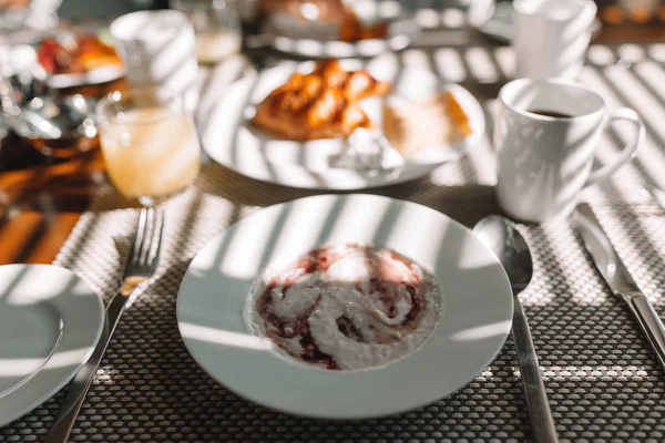 Délicieux café savoureux et jus de fruits frais pour le petit déjeuner au café extérieur — Photo