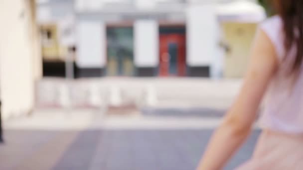 Sígueme concepto. Mujer urbana joven y feliz en la ciudad europea. Turista caucásico caminando por las calles desiertas de Europa . — Vídeo de stock