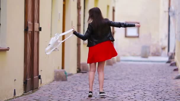 Joyeux jeune femme urbaine dans la ville européenne sur les vieilles rues. Touriste caucasien marchant le long des rues désertes d'Europe . — Video