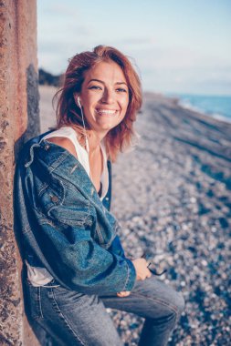 Şık kız kot ceket sahilde açık moda portre.