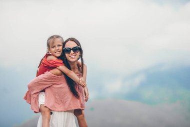 Sisin arkasındaki dağlarda güzel, mutlu bir aile. Güzel manzara.