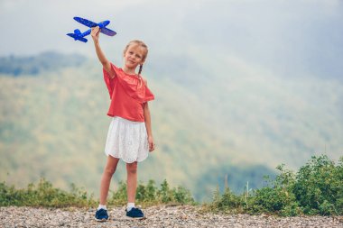 Dağlarda yaz tatili güzel çocuk