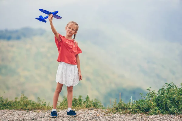 Dağlarda yaz tatili güzel çocuk