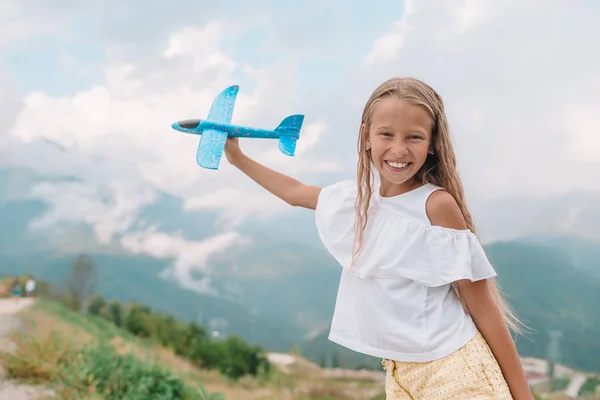 Hermosa niña feliz en las montañas en el fondo de la niebla —  Fotos de Stock