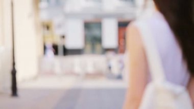 Konseptimi takip et. Avrupa şehrindeki mutlu genç şehir kadını. Avrupa 'nın ıssız sokaklarında yürüyen Kafkasyalı turist.
