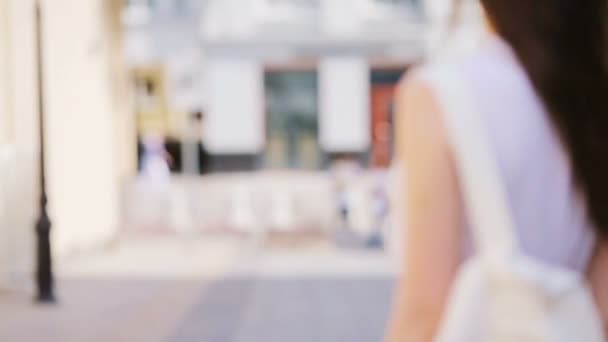 Sígueme concepto. Mujer urbana joven y feliz en la ciudad europea. Turista caucásico caminando por las calles desiertas de Europa . — Vídeos de Stock