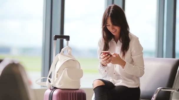 Silhueta Passageiros Lounge Aeroporto Espera Aeronaves Voo — Vídeo de Stock