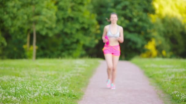 Mooie jonge sport meisje buiten uitgevoerd. Runner - vrouw uitgevoerd buiten training voor marathon lopen — Stockvideo