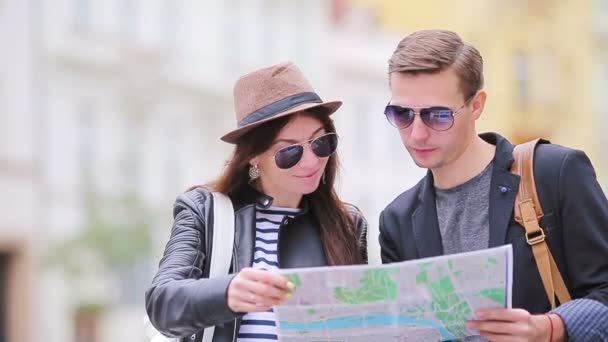 Feliz casal turístico viajando em férias na Europa sorrindo feliz. Casal caucasiano . — Vídeo de Stock