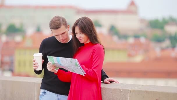 Unga turist par reser på semester i Europa ler glad. Kaukasiska familjen med stadskarta på jakt efter sevärdheter — Stockvideo