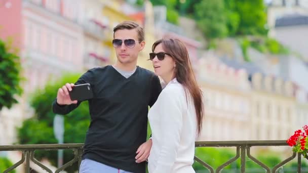 Šťastný Pár Datování Odběr Selfie Foto Kamerou Smartphone Evropě Mladý — Stock video