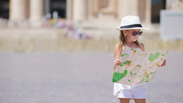 Adorabile bambina con mappa turistica in Piazza Basilica di San Pietro, Italia. Buon bambino Toodler godere vacanza italiana in Europa . — Video Stock