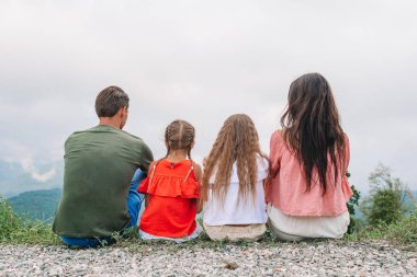 Sisin arkasındaki dağlarda güzel mutlu bir aile.