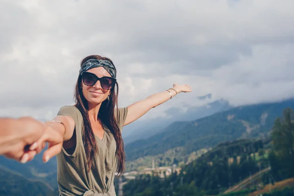 Mulher jovem feliz bonita em montanhas no fundo do nevoeiro — Fotografia de Stock