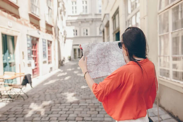 도시에서 도시 지도와 젊은 여자. 유럽에서 휴가 기간 동안 야외에서 비엔나에 지도와 관광 소녀를 여행. — 스톡 사진