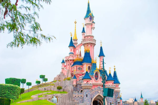 Прекрасный волшебный замок принцессы в сказочном парке — стоковое фото