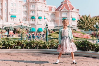 Cinderella, küçük sevimli kız Giydirme Peri masalı Disneyland park adlı