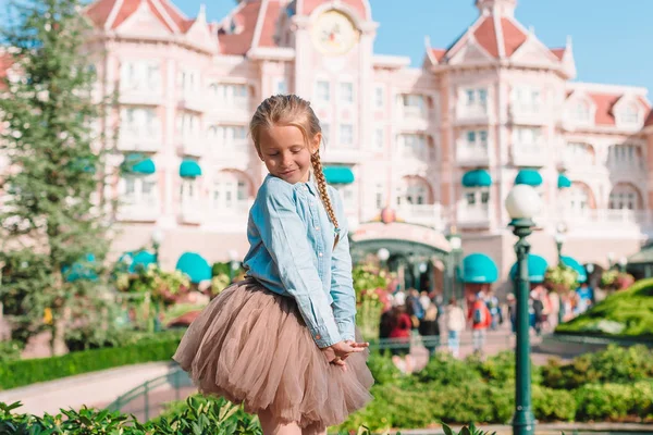 Niña adorable en vestido de Cenicienta en el parque Disneyland de cuento de hadas —  Fotos de Stock