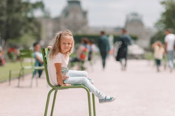 Adorable niña de moda al aire libre en los jardines de las Tullerías, París —  Fotos de Stock