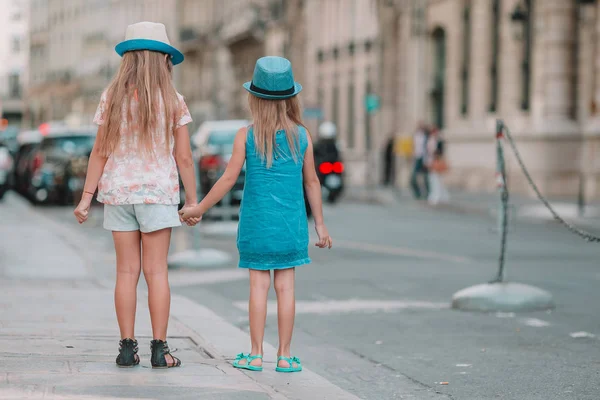 Очаровательная мода маленьких девочек на открытом воздухе в европейском городе — стоковое фото