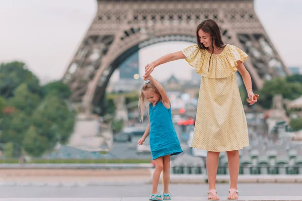 Kis aranyos lány és fiatal anyukája Párizsban, az Eiffel-torony közelében a nyári vakáció alatt — Stock Fotó