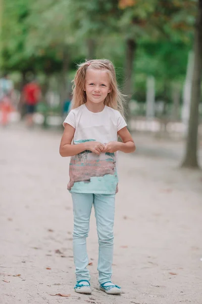 Αξιολάτρευτο κοριτσάκι της μόδας έξω στους κήπους Tuileries, Παρίσι — Φωτογραφία Αρχείου