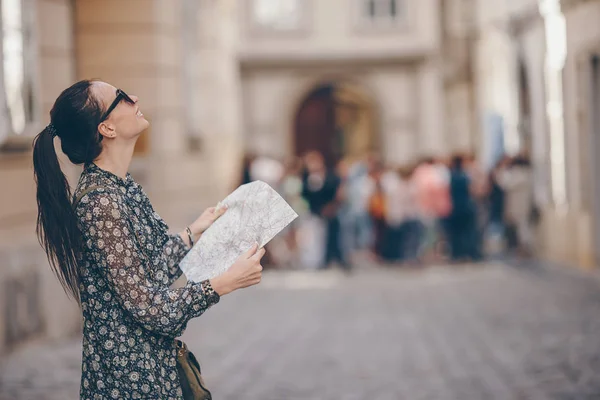 Una donna che cammina in città. Giovane attraente turista all'aperto nella città italiana — Foto Stock