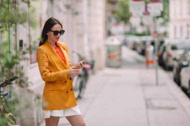 Kadın konuşmak yanında onun smartphone City. İtalyan şehri açık havada genç çekici turist
