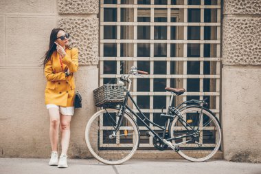 Şehirde yürüyen kadın. İtalyan şehri açık havada genç çekici turist