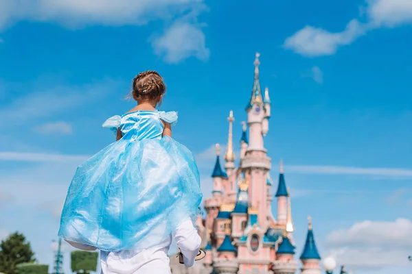 Rozkošná holčička v krásné princezně šaty pohádkový park — Stock fotografie