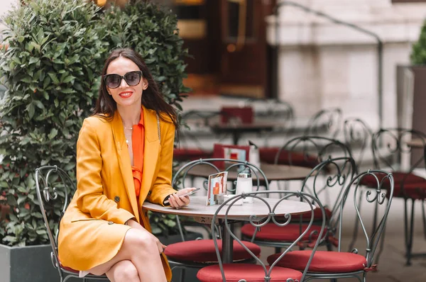 Una mujer caminando por la ciudad. Joven turista atractivo al aire libre en la ciudad italiana — Foto de Stock