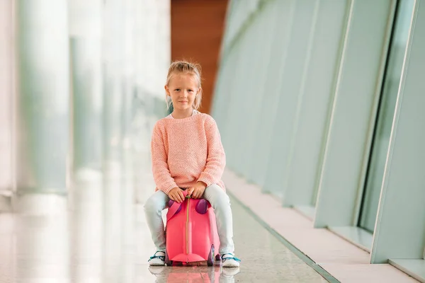 Adorable niña en el aeropuerto con su equipaje a la espera de embarque —  Fotos de Stock