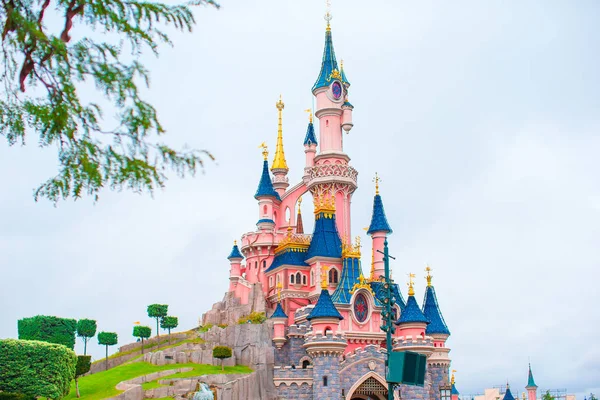 Maravilloso castillo de princesa mágica en el parque de cuento de hadas —  Fotos de Stock