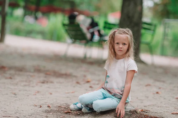 Adorable niña de moda al aire libre en los jardines de las Tullerías, París —  Fotos de Stock