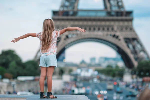 Urocza dziewczynka w Paryżu tle Wieża Eiffla podczas wakacji — Zdjęcie stockowe