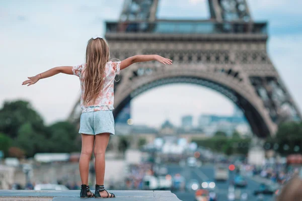 Schattig peuter meisje in Parijs achtergrond de Eiffeltoren tijdens de zomervakantie — Stockfoto