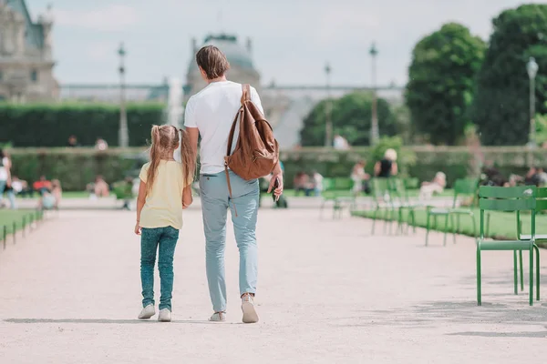 Família na cidade europeia, Paris, França. Francês férias de verão, viagens e conceito de pessoas . — Fotografia de Stock