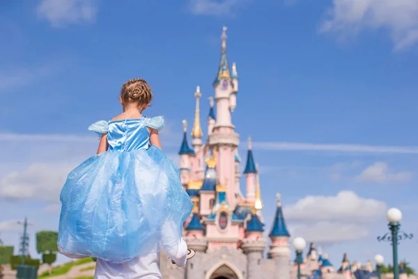 Маленькая очаровательная девочка в красивом платье принцессы в сказочном парке — стоковое фото