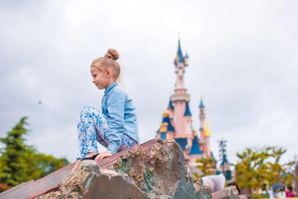 Маленькая счастливая девочка в сказочном парке — стоковое фото