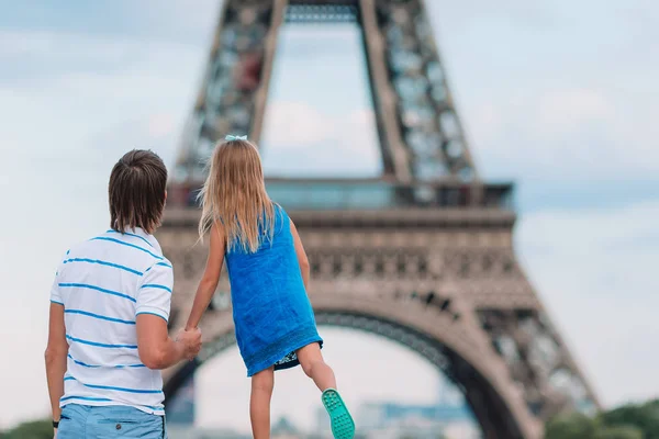 여름 방학중 에펠 탑 근처에 있는 파리의 귀여운 소녀와 아버지 — 스톡 사진