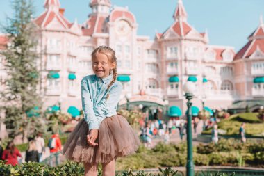 Cinderella, küçük sevimli kız Giydirme Peri masalı Disneyland park adlı