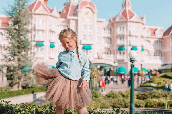 Cinderella, küçük sevimli kız Giydirme Peri masalı Disneyland park adlı — Stok fotoğraf
