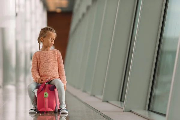 Adorable niña en el aeropuerto con su equipaje a la espera de embarque — Foto de Stock