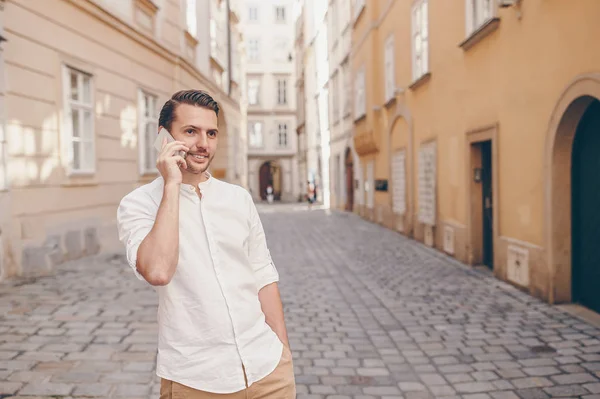휴가에 유럽 도시에서 백인 관광 소년 — 스톡 사진