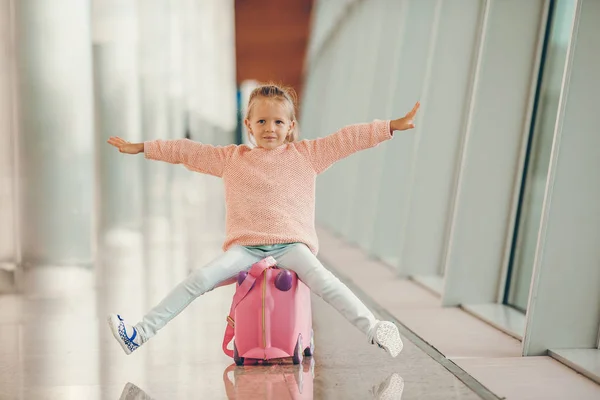 Adorable niña en el aeropuerto con su equipaje a la espera de embarque —  Fotos de Stock