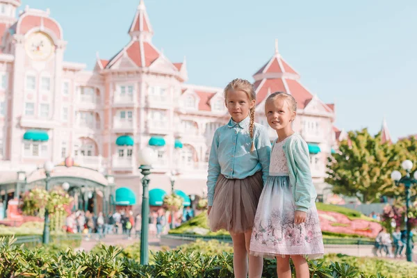 Niñas adorables en hermoso vestido de princesa en el parque de cuento de hadas —  Fotos de Stock