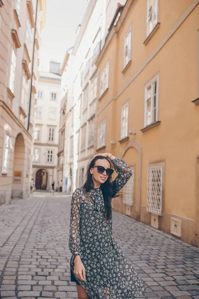 Uma mulher a andar na cidade. Jovem turista atraente ao ar livre na cidade italiana — Fotografia de Stock