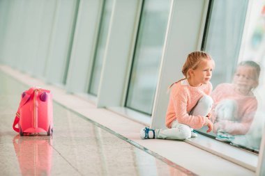 Havalimanı yakınındaki pencere tatil için hazır büyük Uluslararası Havaalanı'nda sevimli küçük kız
