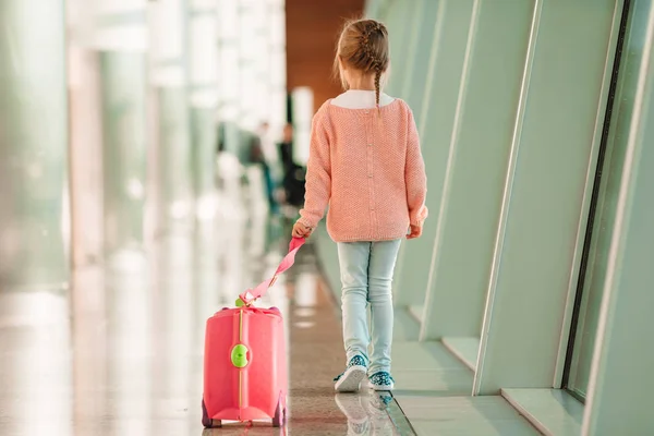 Adorable niña en el aeropuerto con su equipaje a la espera de embarque —  Fotos de Stock